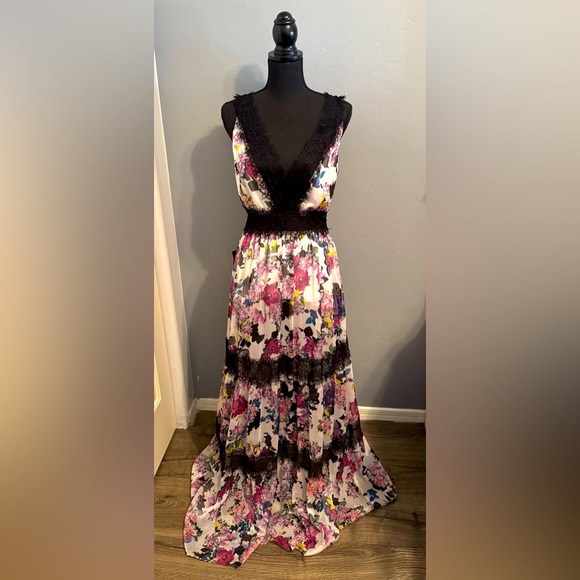 Bebe Black and White Sleeveless V-Neck Gown